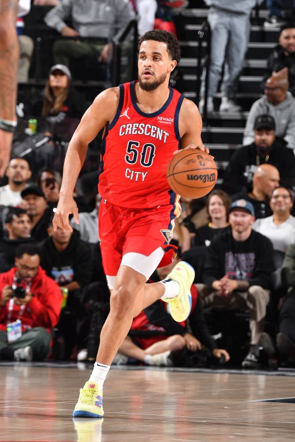 Stein: Mavericks sẽ ký hợp đồng với cựu cầu thủ Pelicans Earl và đưa anh ấy đến trại huấn luyện