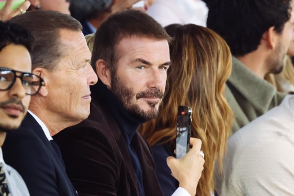 Anh ấy cũng đẹp trai khi anh ấy già! Beckham đã tham dự Tuần lễ thời trang Milan với vẻ ngoài đẹp tr