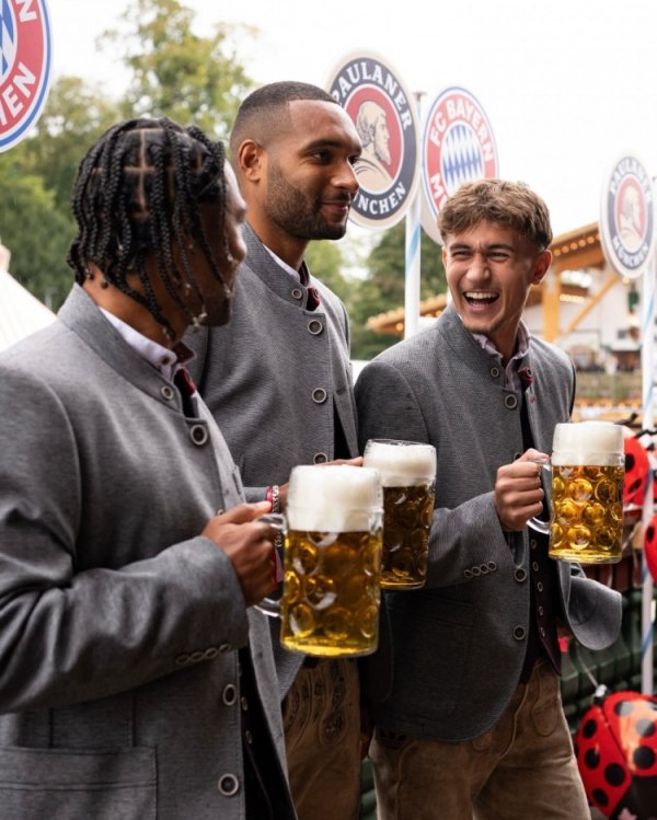 🍺 Cheers🍺cain, Dias, Jackson và những người chơi Bayern khác tham dự lễ hội tháng mười