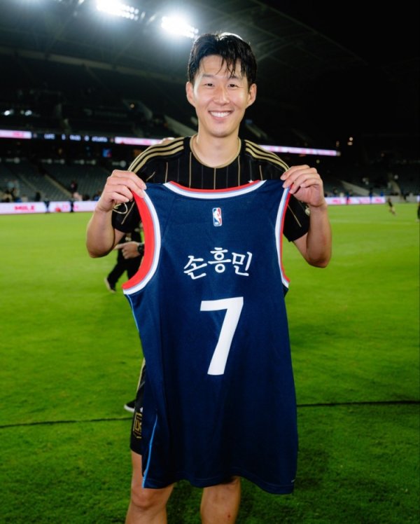 Liên kết giả tưởng! Ngôi sao bóng đá Los Angeles FC Son Heung-min tổ chức phiên bản tùy chỉnh của áo khoác Clippers và đang mỉm cười